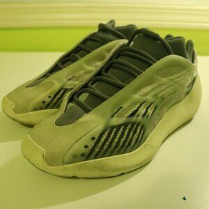 Yeezy 700 V3 Fade Salt Size 10.5